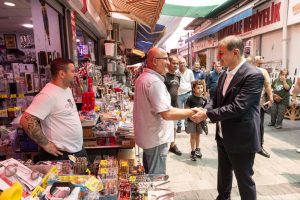 Tugay, Kemeraltı esnafıyla bir araya geldi
