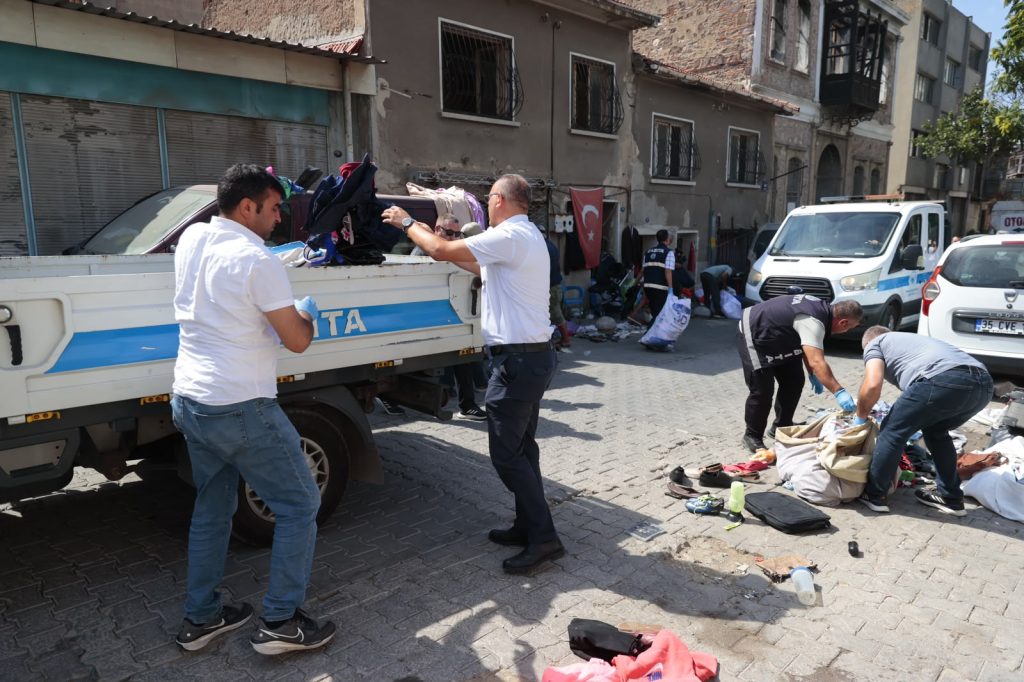 Konak’ta izinsiz seyyar satış denetimi: Ürünlere el konuldu, ceza uygulandı