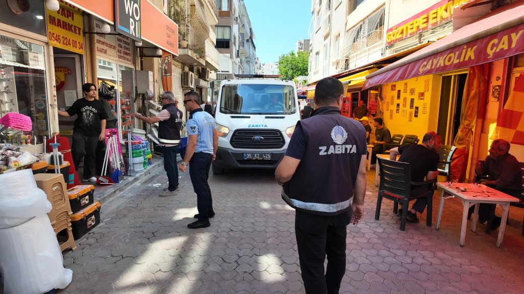 Konak zabıtasından kaldırım işgallerine karşı sıkı denetim