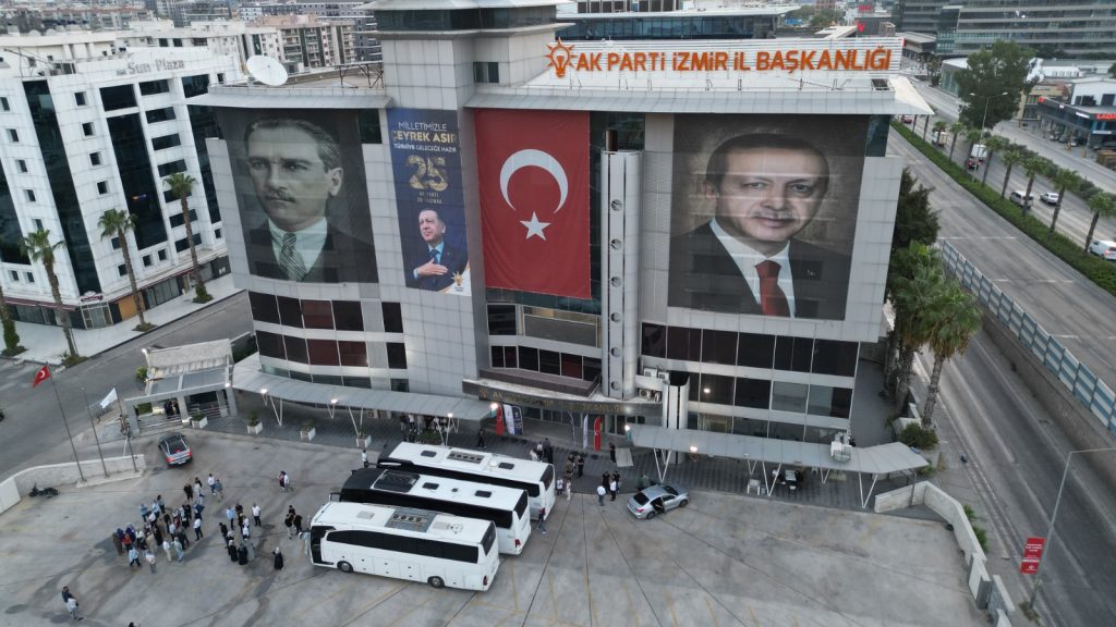 AK Parti İzmir’den 25. yıl buluşmasına 5 bin kişilik çıkarma!