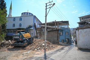 Bornova Serintepe’de yol genişletme çalışmaları sürüyor