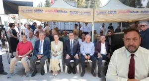 Gümrükçü töreni ayakta izledi!