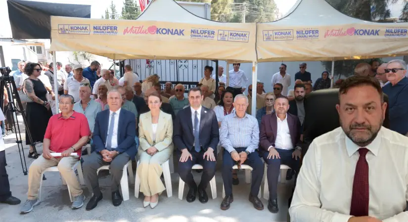 Gümrükçü töreni ayakta izledi!