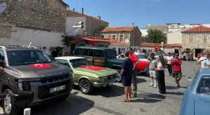 Foça Sokaklarında 30 Ağustos Coşkusu: Klasik Otomobiller Tarihi Zafer İçin Yollardaydı