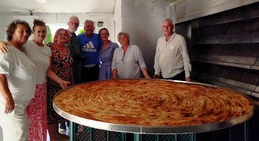 Dev rekorun kokusu Balkanlar’dan duyuldu: 150 metrelik Boşnak Böreği!