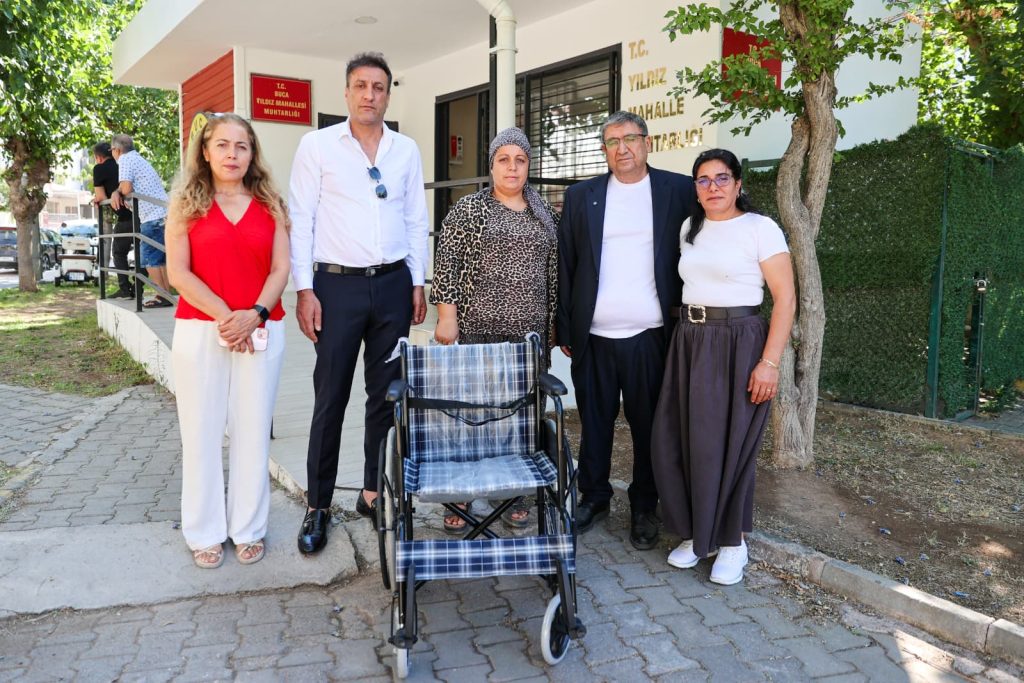 Plastik kapaklardan tekerlekli sandalye desteği
