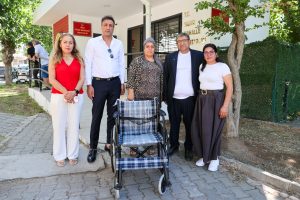 Plastik kapaklardan tekerlekli sandalye desteği