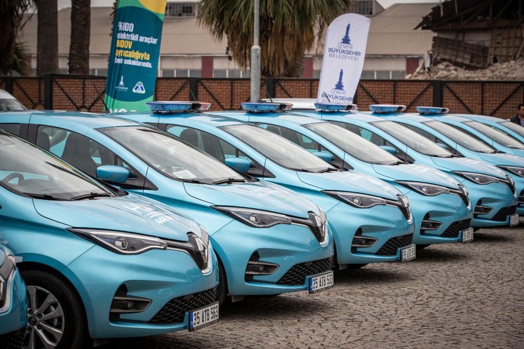 İzmir Büyükşehir Belediyesi Elektrikli Araç Filosunu Büyütüyor