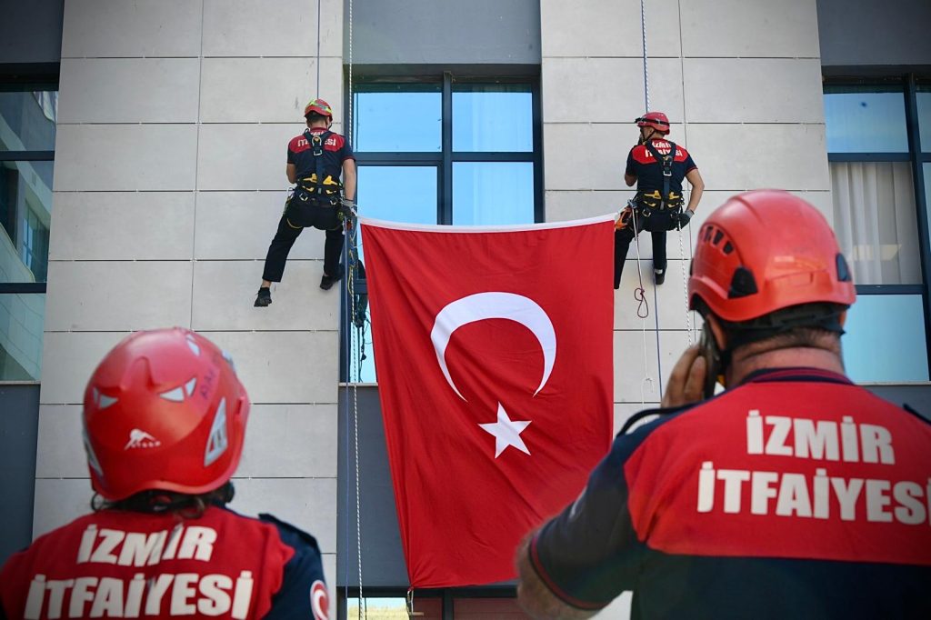 İtfaiye Haftası’nda Dikili’de nefes kesen tatbikat