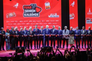 İzmir’in 95 yıllık çınarı kapılarını açtı