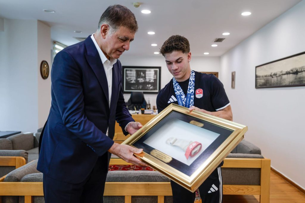 Tugay, altın madalyalı sporcuyu ağırladı