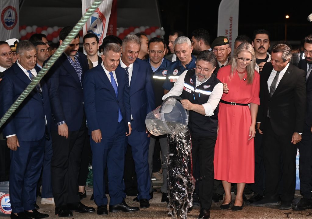 İzmir’de av sezonu başladı: Bakan Yumaklı’dan balıkçılara “Vira bismillah”