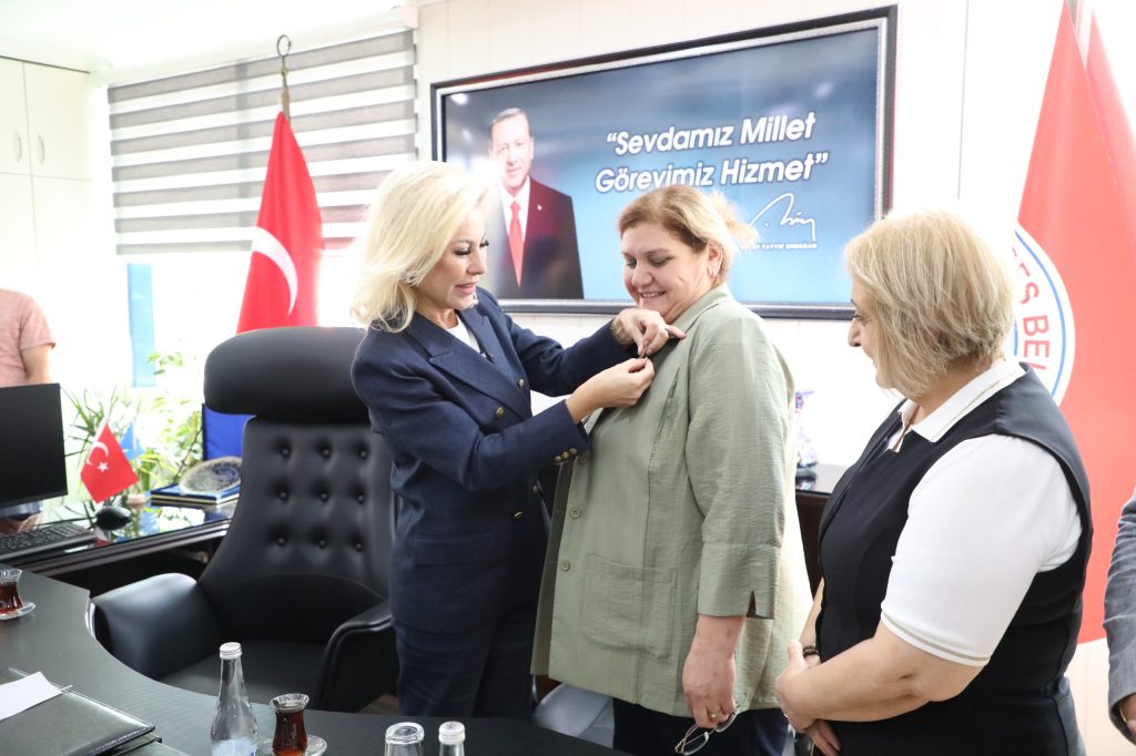 YENİ Parti’den AK Parti’ye geçiş rozeti Bursalı Aksoy’dan