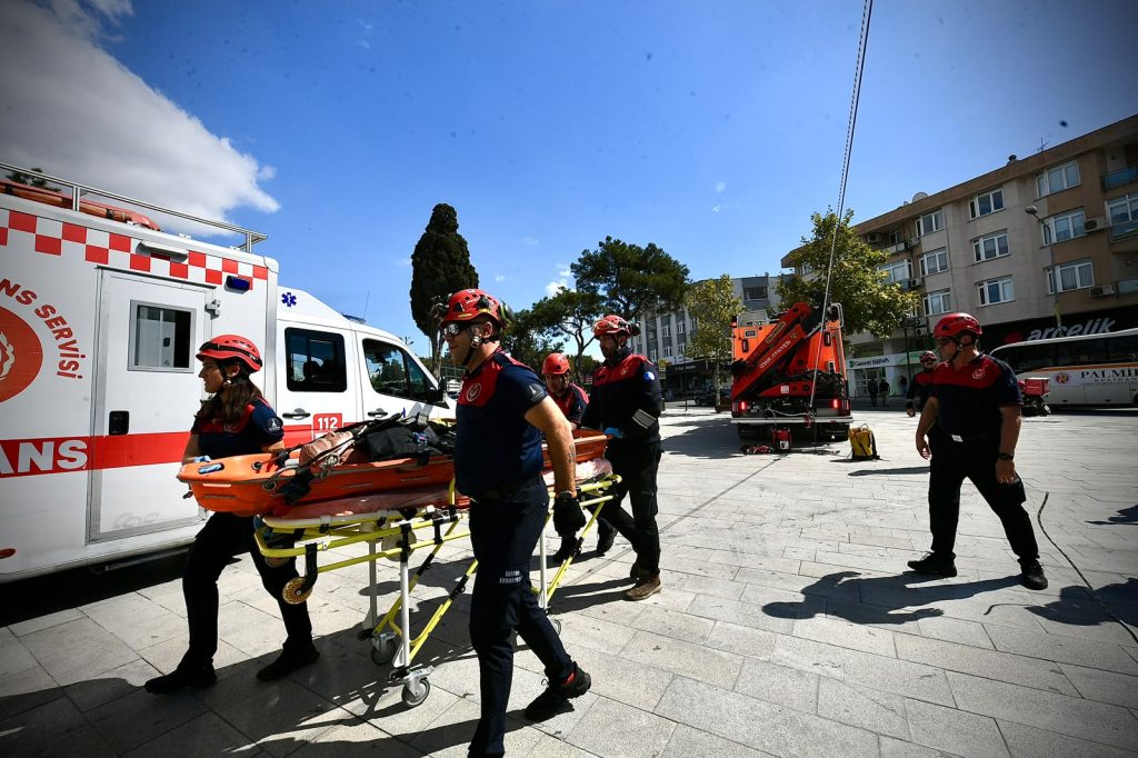 İzmir İtfaiyesi’nden gerçeği aratmayan tatbikat