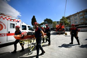 İzmir İtfaiyesi’nden gerçeği aratmayan tatbikat