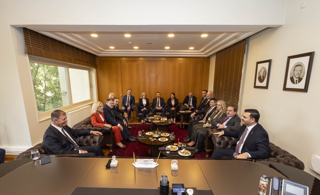 Tugay: İzmir’imizin otuz ilçesine en iyi hizmeti sağlayacağız
