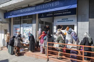Büyükşehir, dayanışma noktalarıyla İzmirlinin yanında