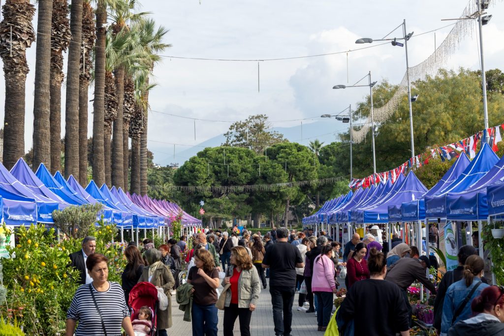 İzmir’in renkli festivali Kültürpark’ta kapılarını açtı