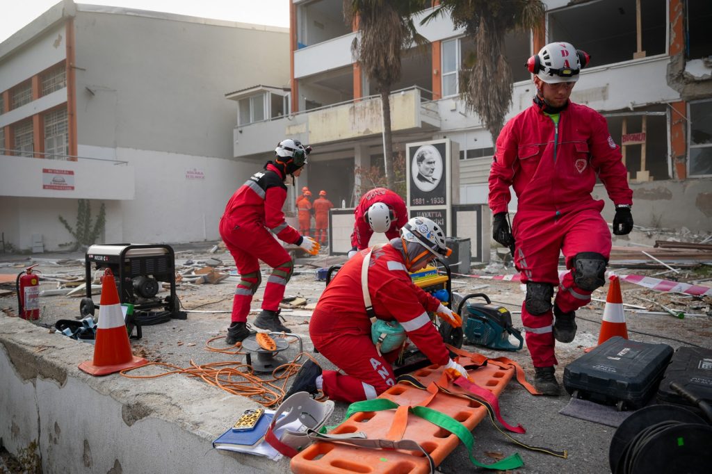 İzmir’de nefes kesen deprem tatbikatı