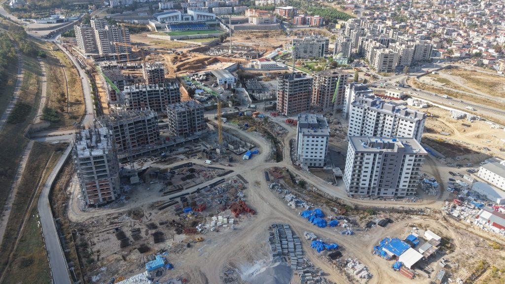 Uzundere’de hak sahiplerinin ilk konutları yıl sonunda tamamlanacak