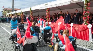 İzmir’de Cumhuriyet coşkusu meydanlara sığmadı